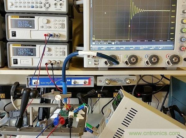 圖3：用于DC/DC轉換器的完整儀器設置展示。測試板輸入電壓調節(jié)至12V，柵極驅動調節(jié)器供電電壓為7V。右下方顯示了負載，Keysight 90000-X示波器、Teledyne Lecroy PP066傳輸線探頭和Huber Suhner Sucoflex 100電纜等也都可以在圖上看見。