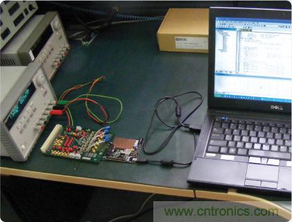 ADuC7026提供可編程電壓，用于評(píng)估多電源系統(tǒng)