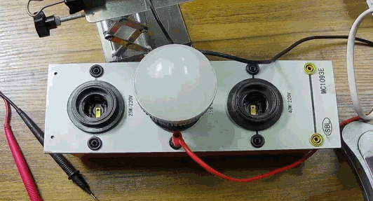 電燈泡內(nèi)通有交流電，為什么看不到燈泡在閃爍？