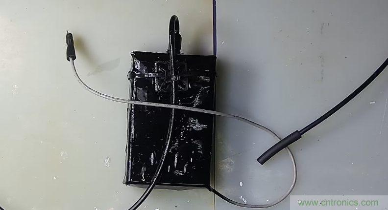 電燈泡內(nèi)通有交流電，為什么看不到燈泡在閃爍？